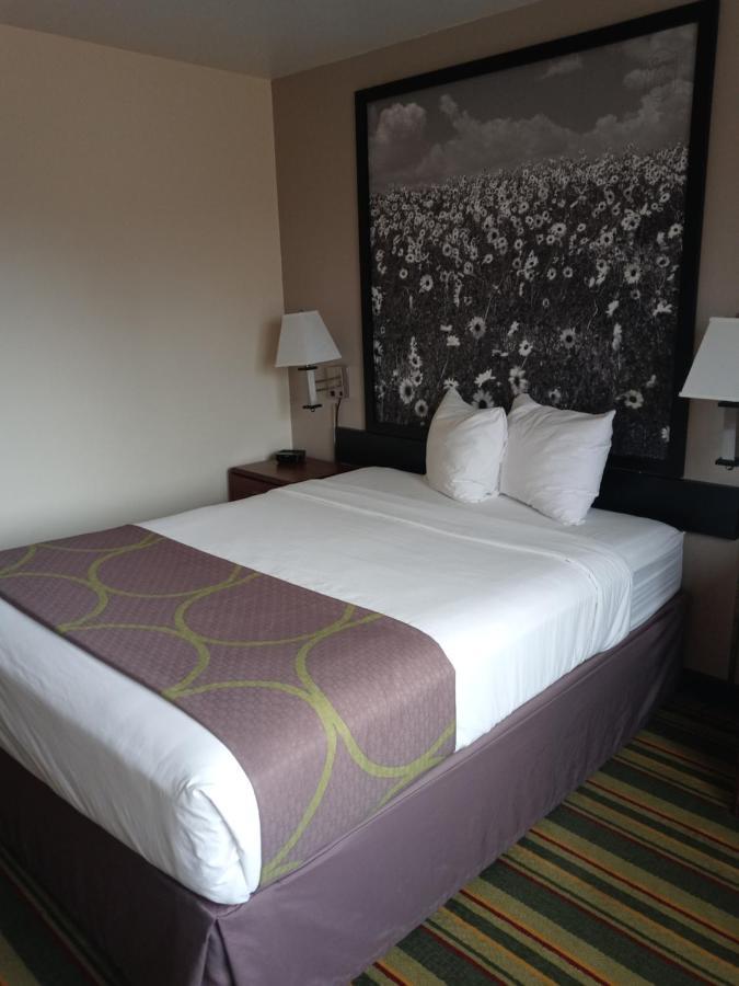 Super 8 By Wyndham Windsor Exterior foto