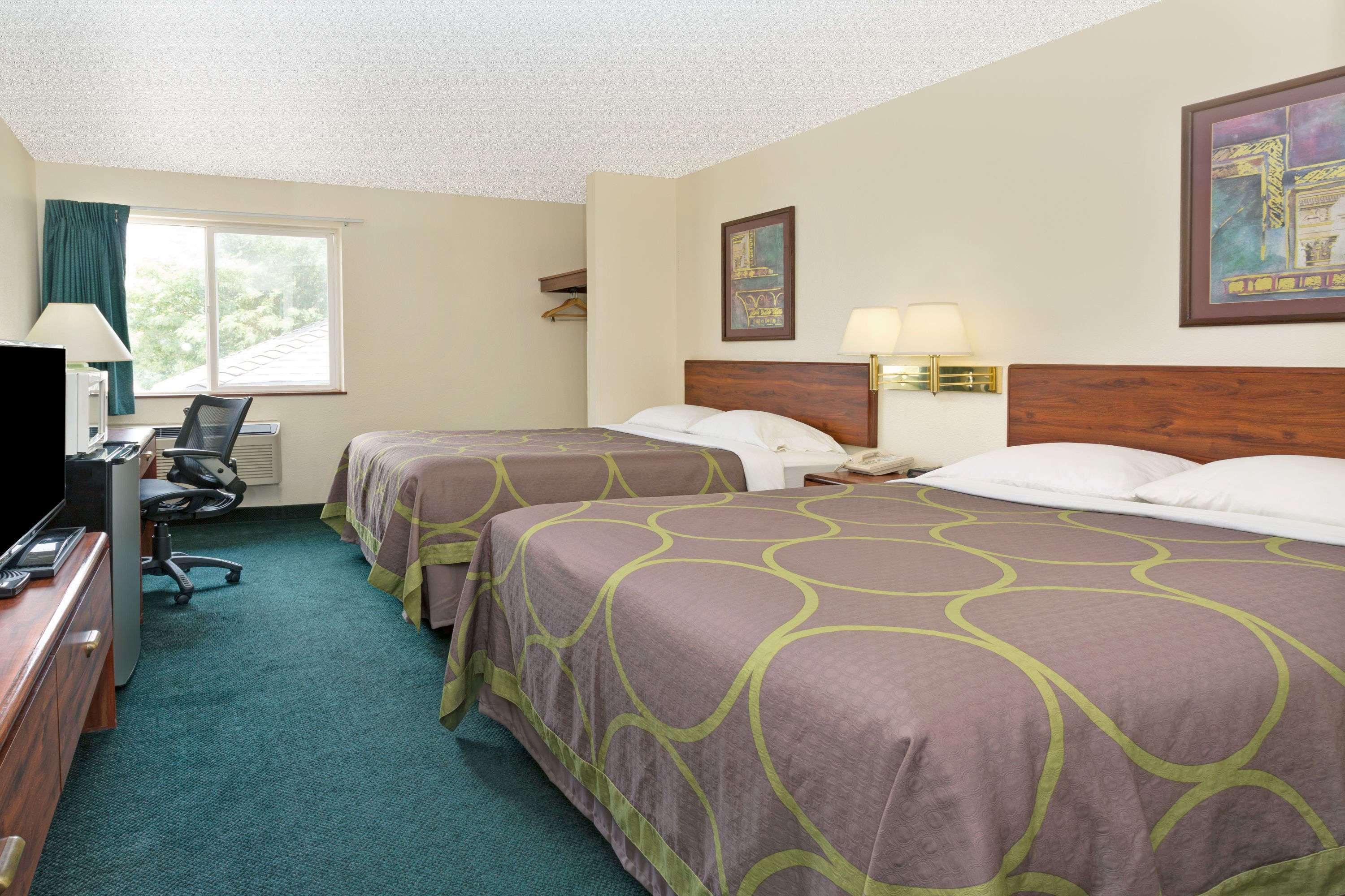 Super 8 By Wyndham Windsor Exterior foto
