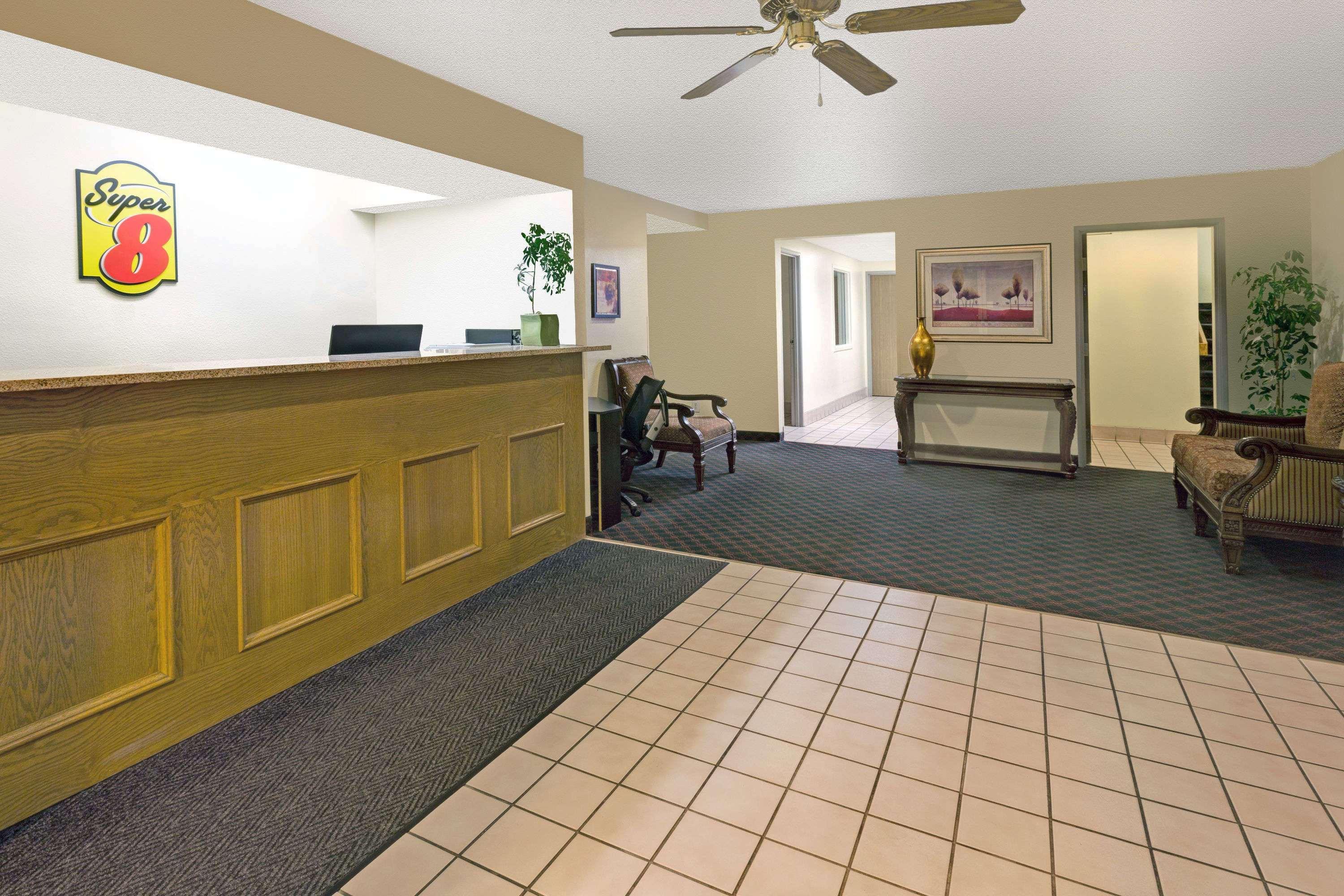 Super 8 By Wyndham Windsor Exterior foto